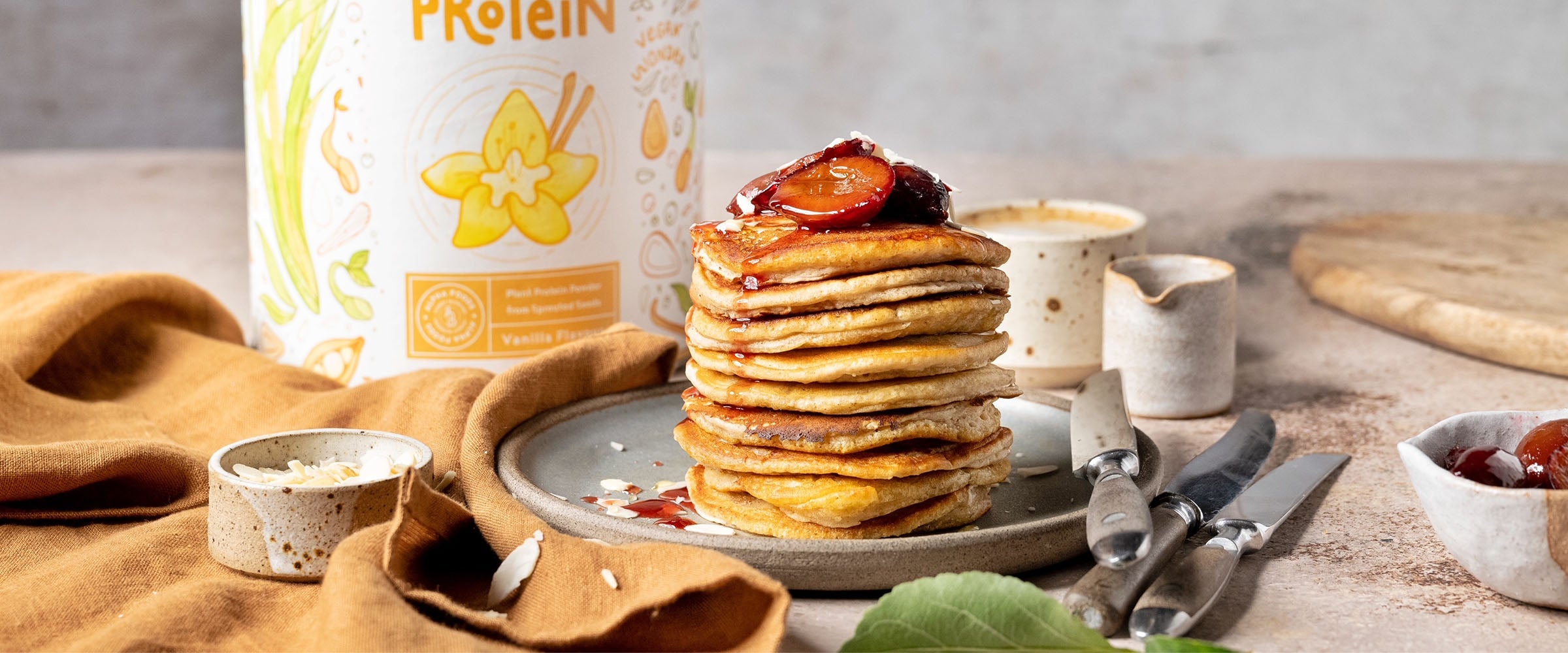 EIWIT PANNENKOEKEN MET GEKARAMELISEERDE PRUIMEN