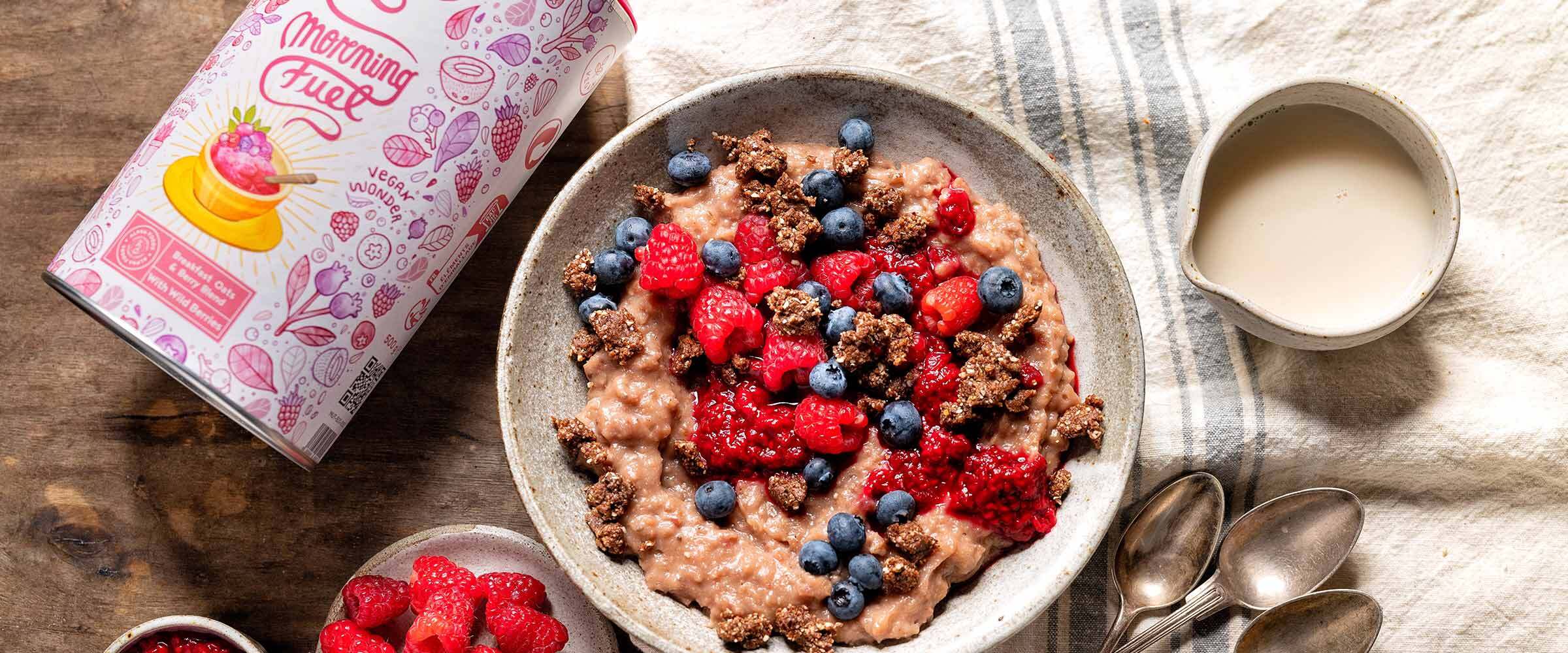 Eiwit ontbijtbowl met cacao rawnola & bessen